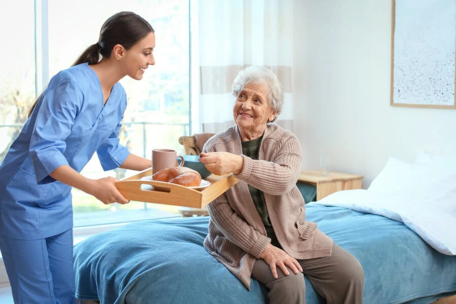 پرستار شبانه‌ روزی برای سالمند