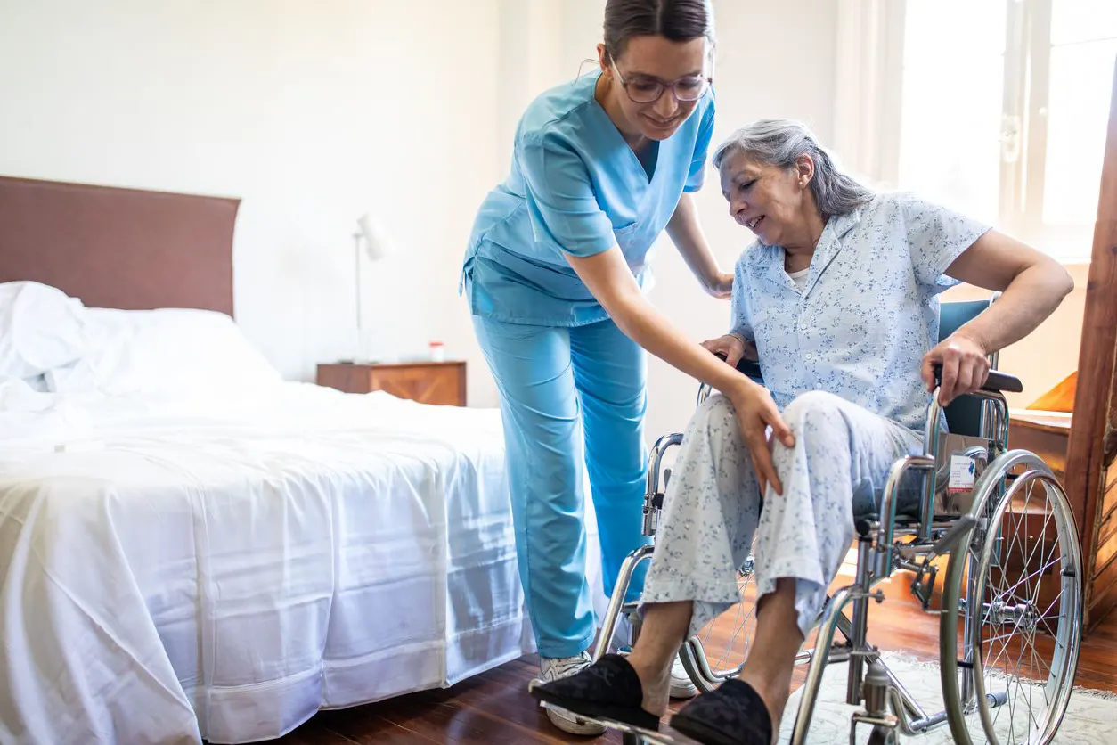 پرستار شبانه‌ روزی برای سالمند